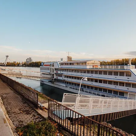 Botel Pressburg Hotel 3*