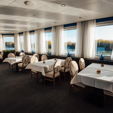 Otel Botel Pressburg 3*